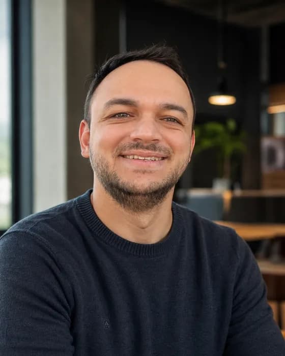 Lucas Nunes sorrindo, sentado num escritório